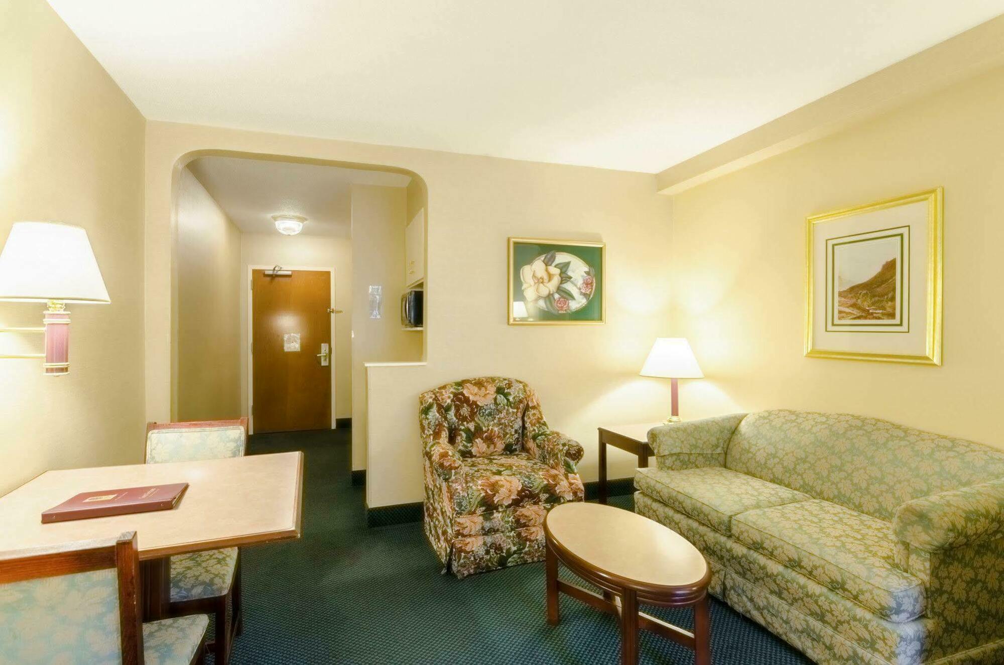 Comfort Inn & Suites Grundy エクステリア 写真