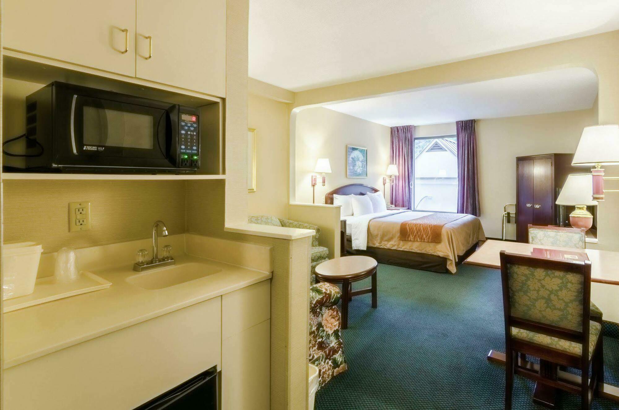Comfort Inn & Suites Grundy エクステリア 写真