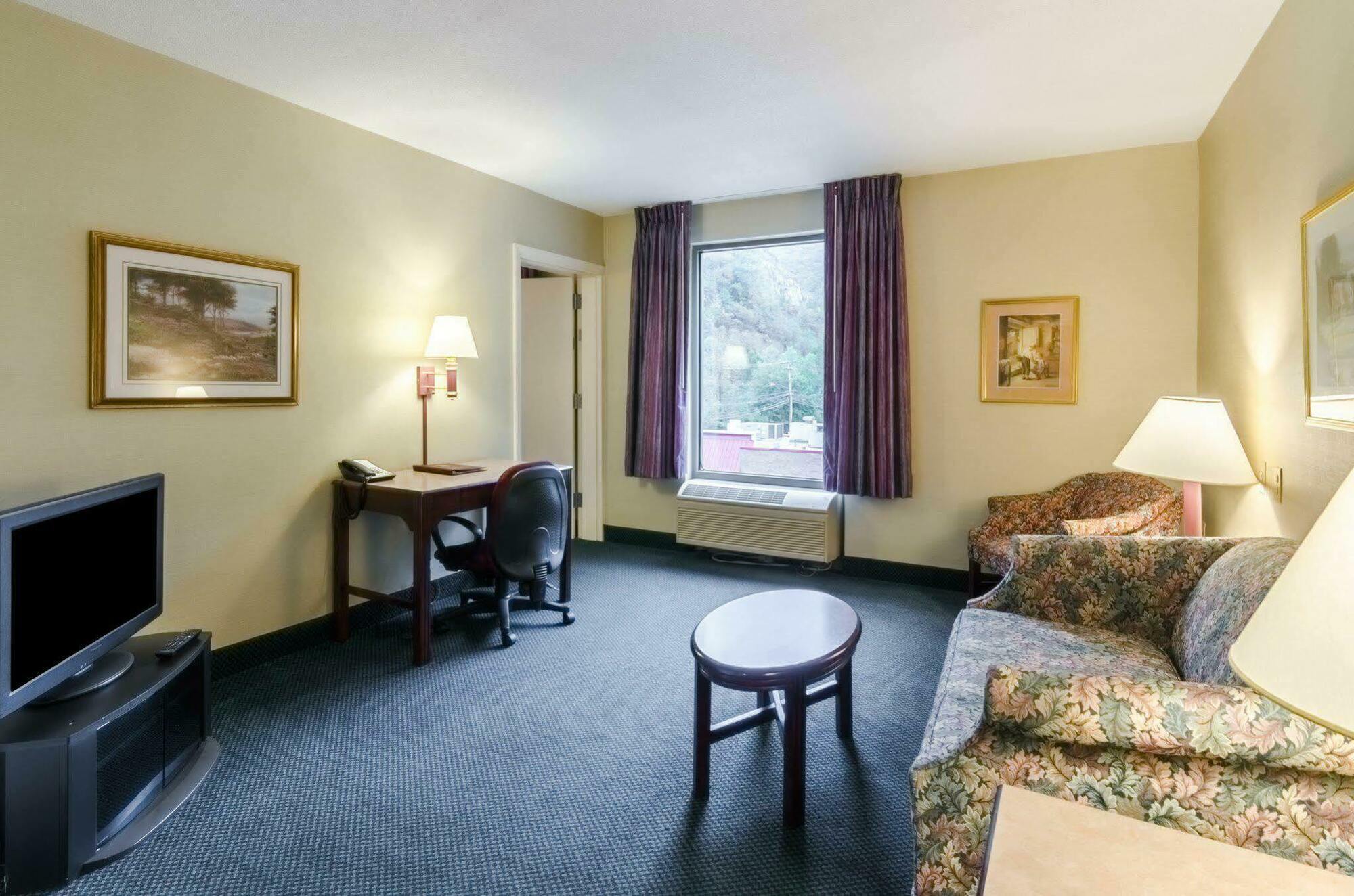 Comfort Inn & Suites Grundy エクステリア 写真
